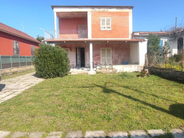 Villetta bifamiliare in vendita di 120 m² in Viale Fiume Calore