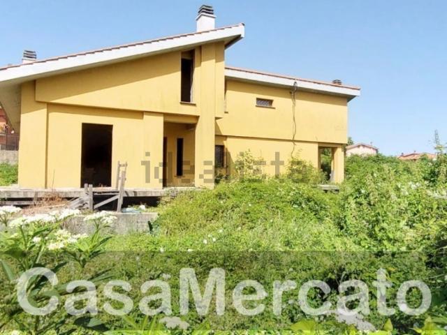 Villetta bifamiliare in vendita di 1220 m² in Via Monte Pennolo
