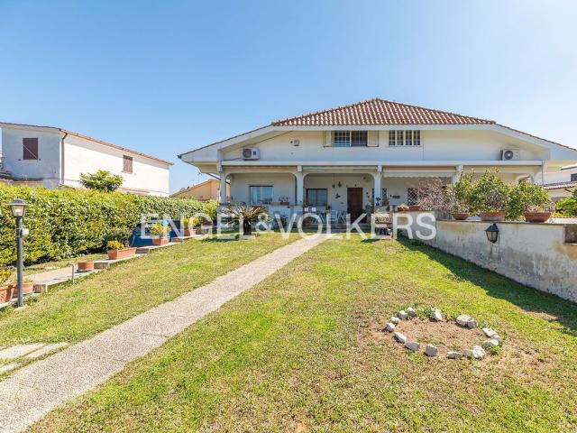 Villetta bifamiliare in vendita di 125 m² in Via Pratica di Mare