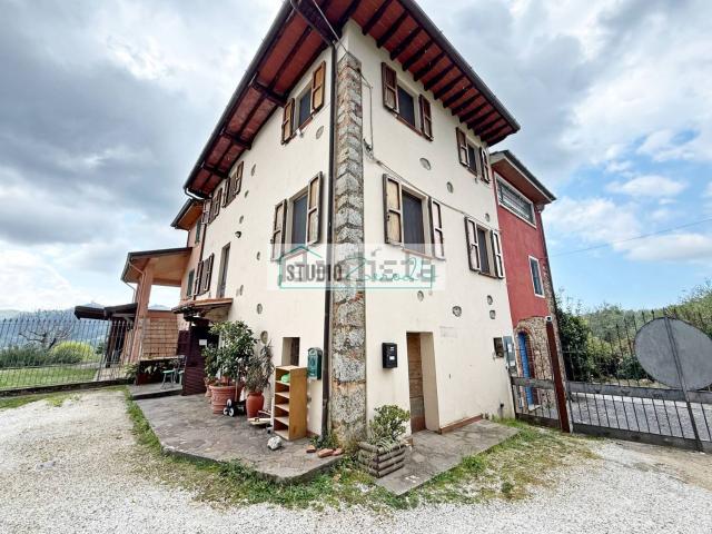 Villetta bifamiliare in vendita di 126 m² in Via Colli di Versona, 40