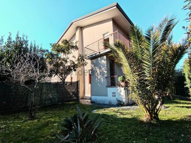 Villetta bifamiliare in vendita di 128 m² in Via Tonfano, 165