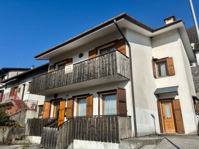 Villetta bifamiliare in vendita di 128 m² in Via Cesariis, 40