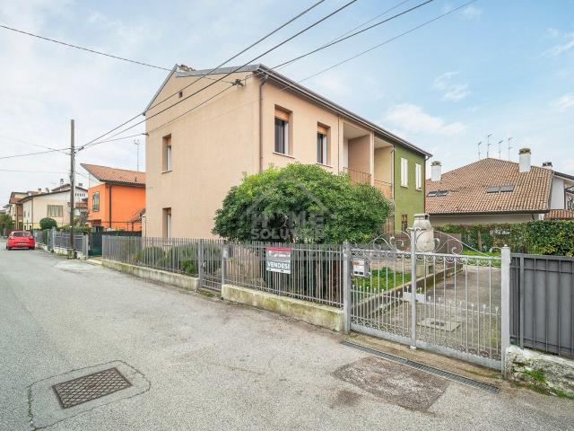 Villetta bifamiliare in vendita di 128 m² in Via Rovigo, 27