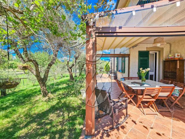 Villetta bifamiliare in vendita di 129 m² in Via Crociata