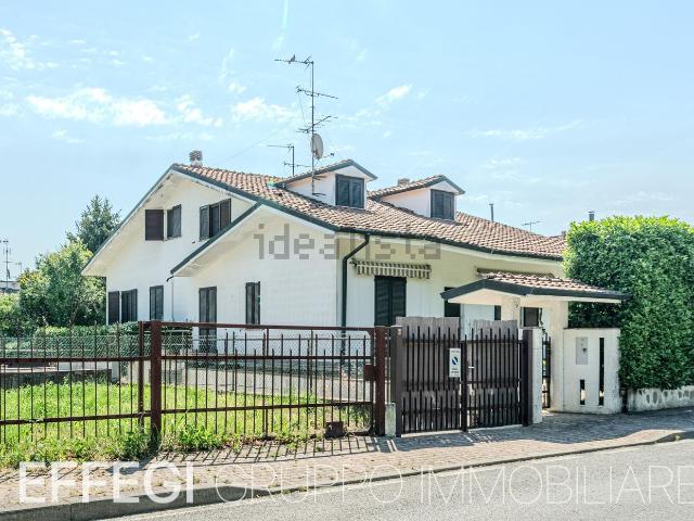 Villetta bifamiliare in vendita di 129 m² in Via dei Tigli, 9