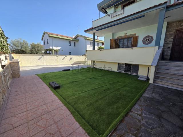 Villetta bifamiliare in vendita di 133 m² in Via G. Basile