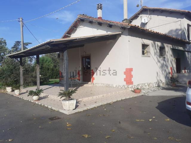 Villetta bifamiliare in vendita di 130 m² in Strada Statale 148