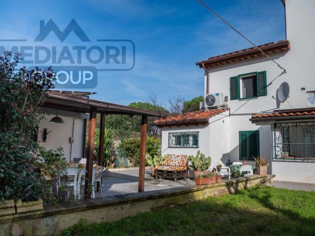 Villetta bifamiliare in vendita di 130 m² in Via Ugo Rindi