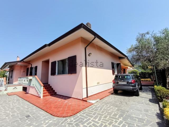 Villetta bifamiliare in vendita di 130 m² in Via Cocombola