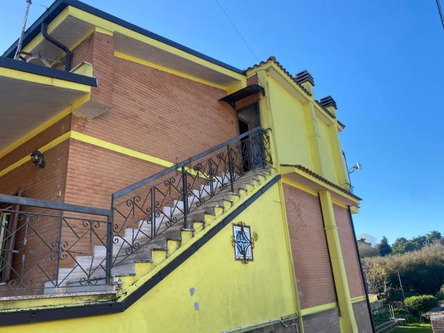 Villetta bifamiliare in vendita di 130 m² in Via degli Olmi, 83