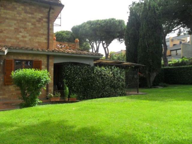Villetta bifamiliare in vendita di 130 m² in Via dei Tarquiniensi