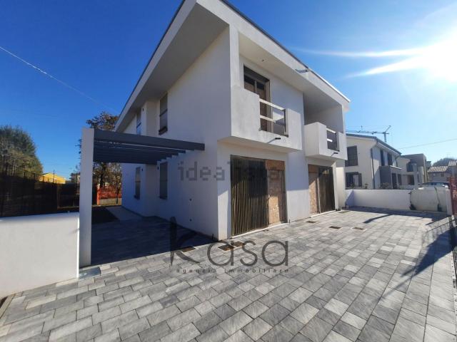 Villetta bifamiliare in vendita di 130 m² in Via Gazzie