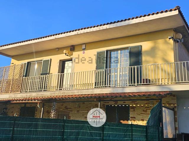 Villetta bifamiliare in vendita di 130 m² in Via Lampione