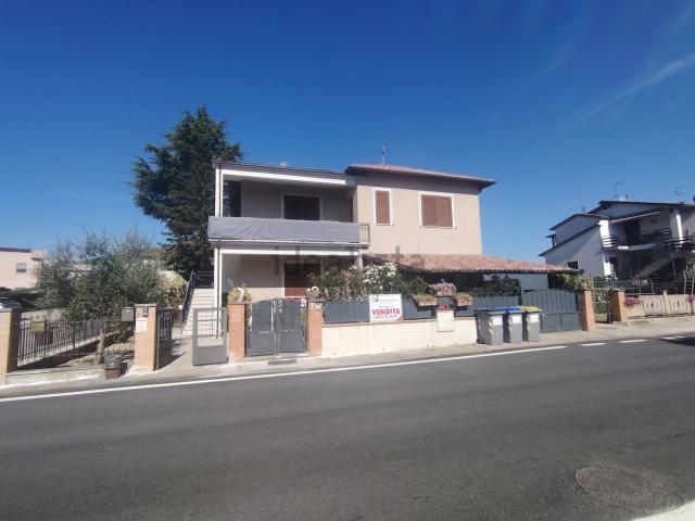 Villetta bifamiliare in vendita di 130 m² in Via Lago di Piediluco