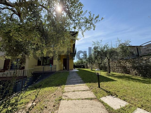 Villetta bifamiliare in vendita di 130 m² in Via Lago Lucone