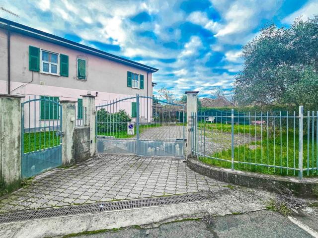 Villetta bifamiliare in vendita di 130 m² in Via Mazzincollo