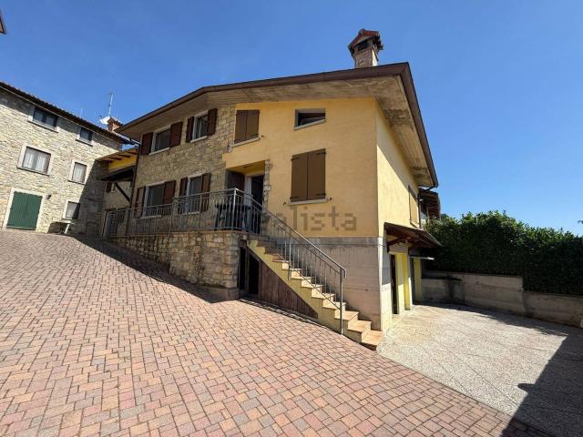 Villetta bifamiliare in vendita di 130 m² in Via moncerrato