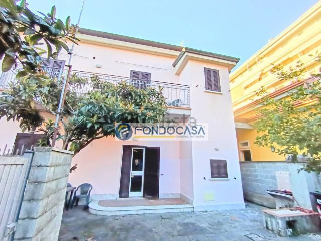 Villetta bifamiliare in vendita di 130 m² in Via Rinchiosa