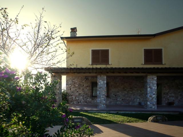 Villetta bifamiliare in vendita di 130 m² in Via Roma, 37
