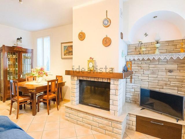 Villetta bifamiliare in vendita di 130 m² in Via Rocchetta