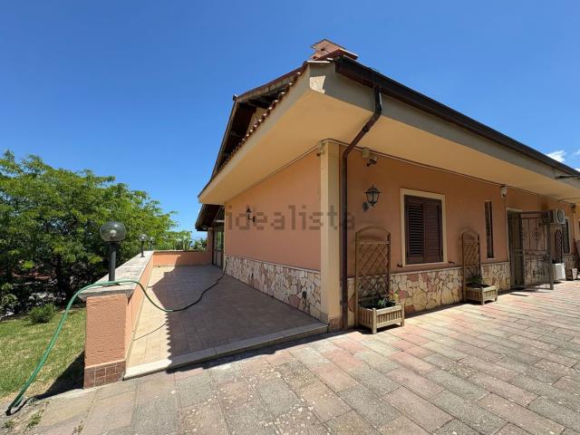 Villetta bifamiliare in vendita di 130 m² in Via Rosolino Pilo, 165