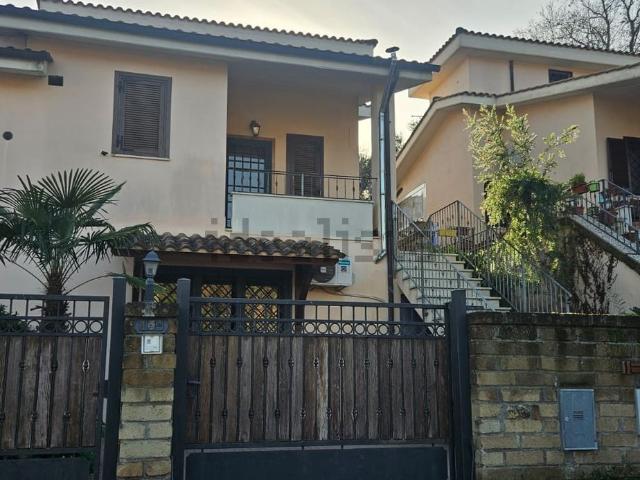 Villetta bifamiliare in vendita di 130 m² in Via Solarussa