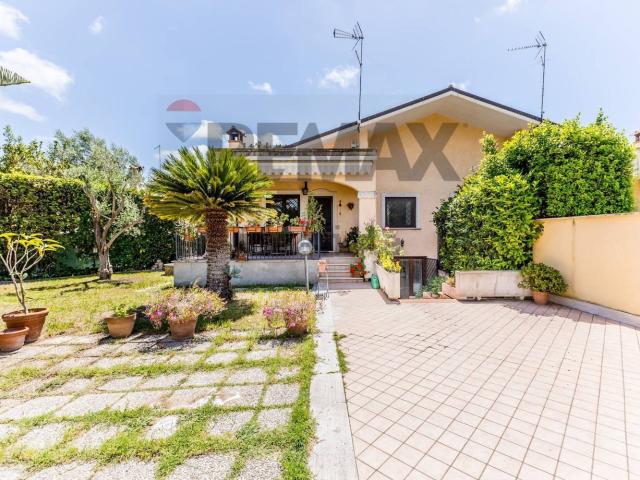 Villetta bifamiliare in vendita di 130 m² in Viale di Castel Porziano, 334