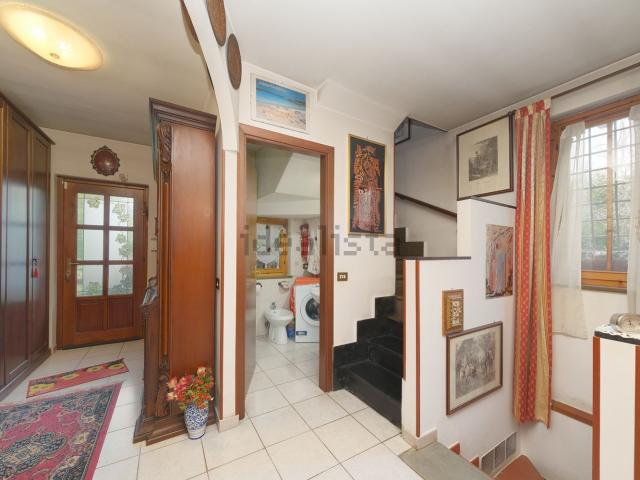 Villetta bifamiliare in vendita di 132 m² in Via di Monterosi