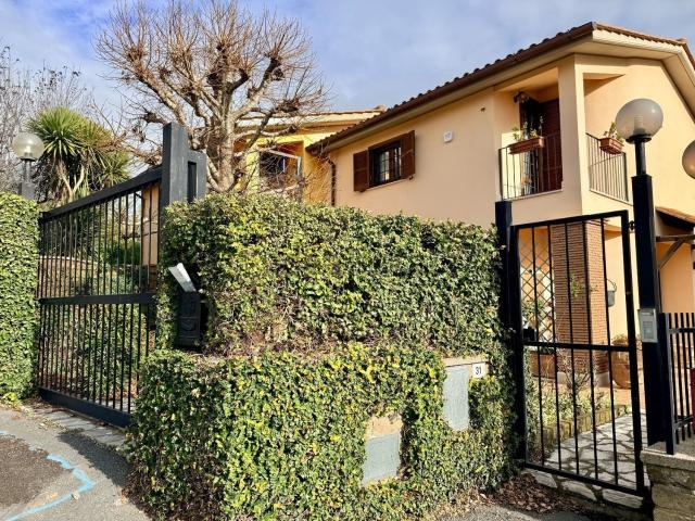 Villetta bifamiliare in vendita di 132 m² in Via Monte Fumaiolo