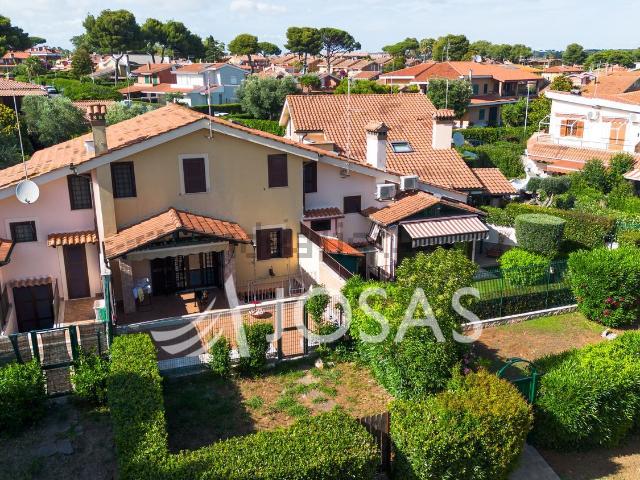 Villetta bifamiliare in vendita di 137 m² in Via del Saggittario