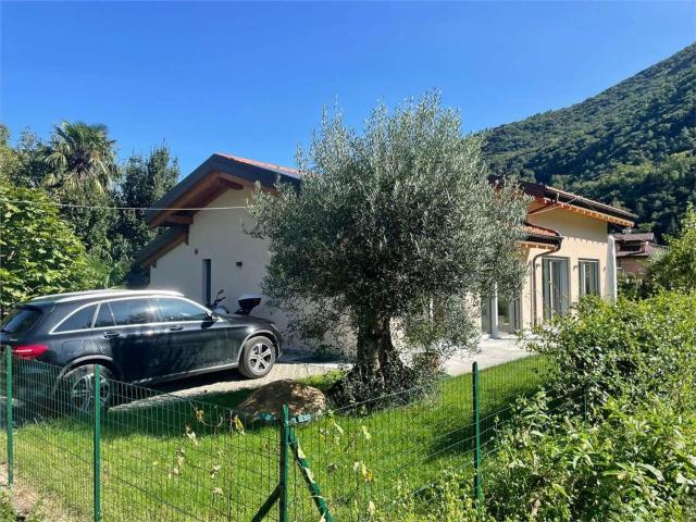 Villetta bifamiliare in vendita di 137 m² in Via Giustino Allioli