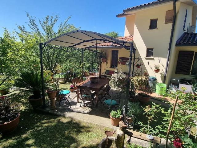 Villetta bifamiliare in vendita di 137 m² in Via Mangona