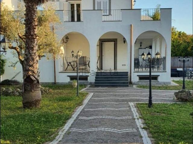 Villetta bifamiliare in vendita di 137 m² in Via Penelope