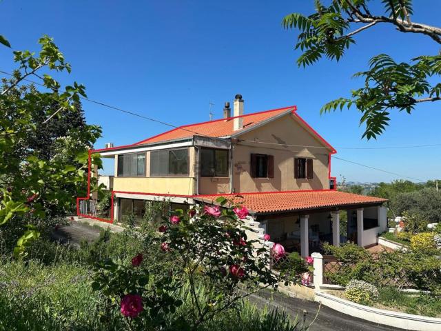 Villetta bifamiliare in vendita di 134 m² in Contrada Praziano, 3