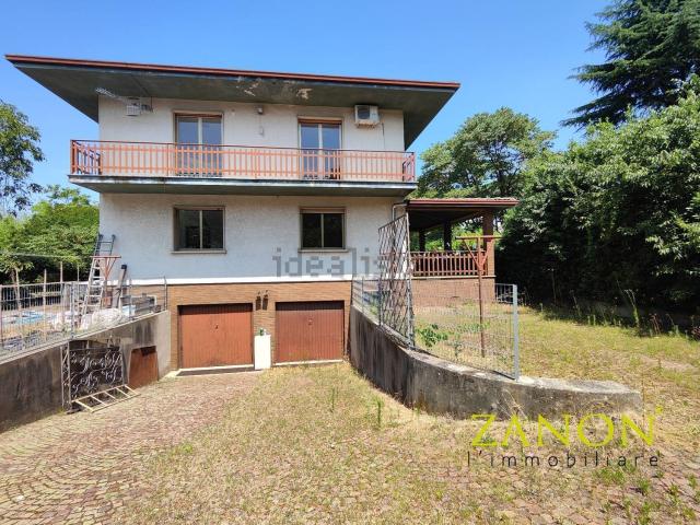 Villetta bifamiliare in vendita di 134 m² in Via Udine, 197