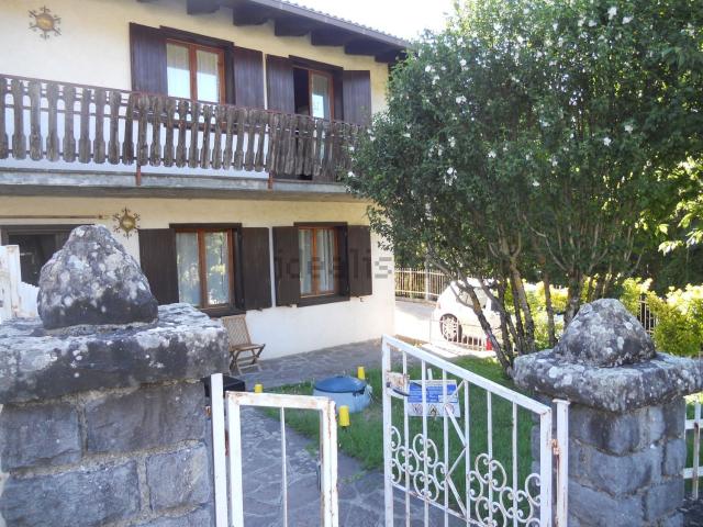 Villetta bifamiliare in vendita di 135 m² in Via Vallona