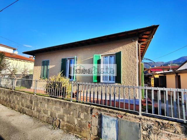 Villetta bifamiliare in vendita di 135 m² in Via Crociale