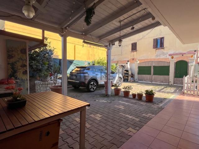 Villetta bifamiliare in vendita di 135 m² in Via D&apos Ayala