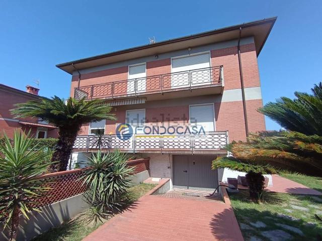 Villetta bifamiliare in vendita di 135 m² in Via Labindo