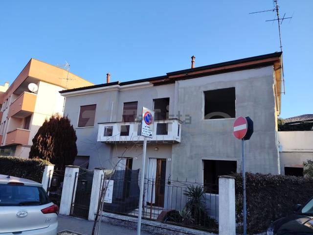 Villetta bifamiliare in vendita di 135 m² in Viale Antonio Gramsci