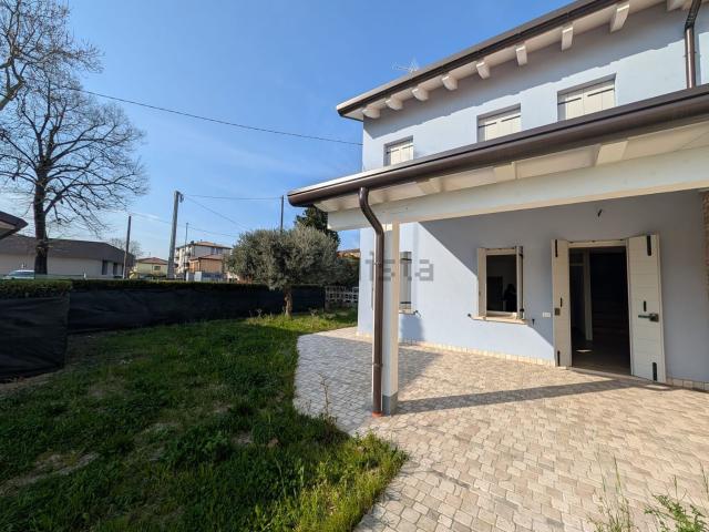 Villetta bifamiliare in vendita di 136 m² in Via Castellana