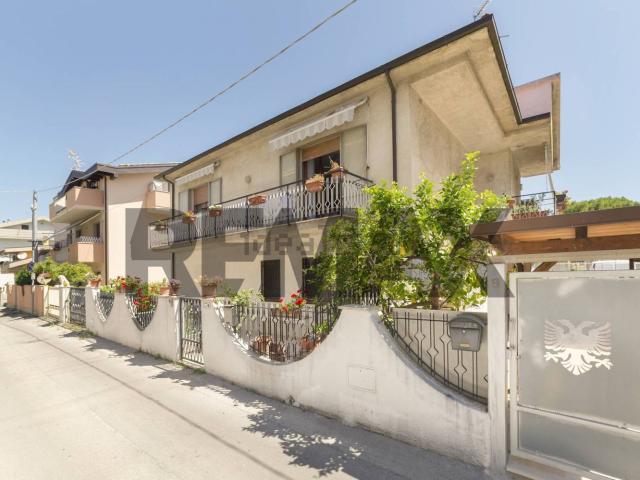 Villetta bifamiliare in vendita di 136 m² in Via Morosini, 9