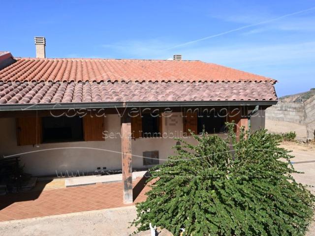 Villetta bifamiliare in vendita di 138 m² in Lungomare Pistis, 9