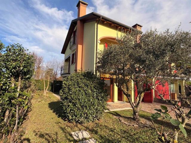 Villetta bifamiliare in vendita di 138 m² in Via Quattrocà, 18