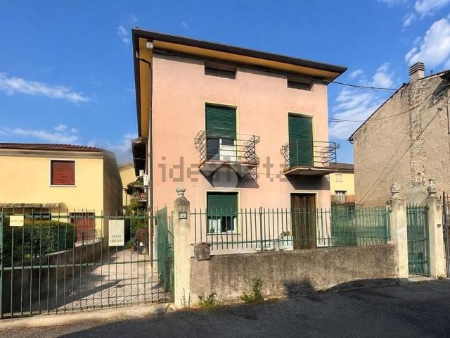 Villetta bifamiliare in vendita di 139 m² in Piazzale Vittorio Veneto, 60