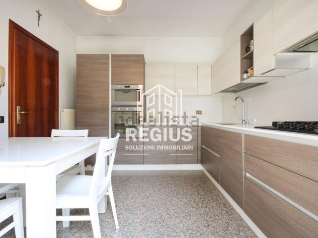 Villetta bifamiliare in vendita di 243 m² in Via Casona, 38