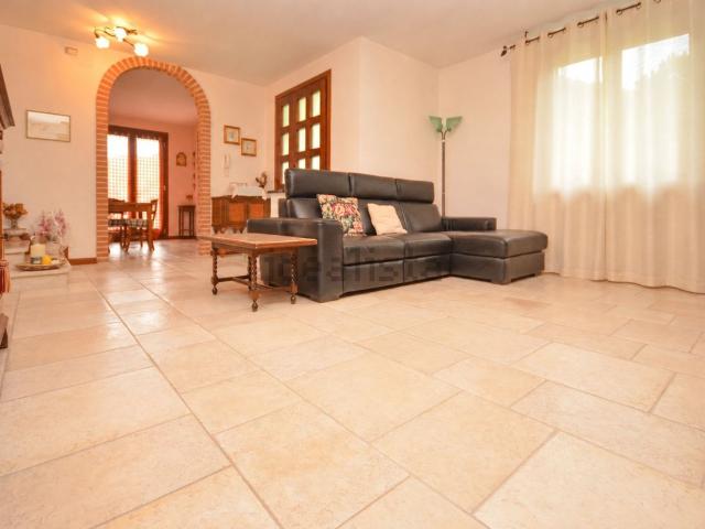 Villetta bifamiliare in vendita di 243 m² in Via F. Nado