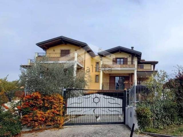 Villetta bifamiliare in vendita di 240 m² in Contrada Coste di Oratino