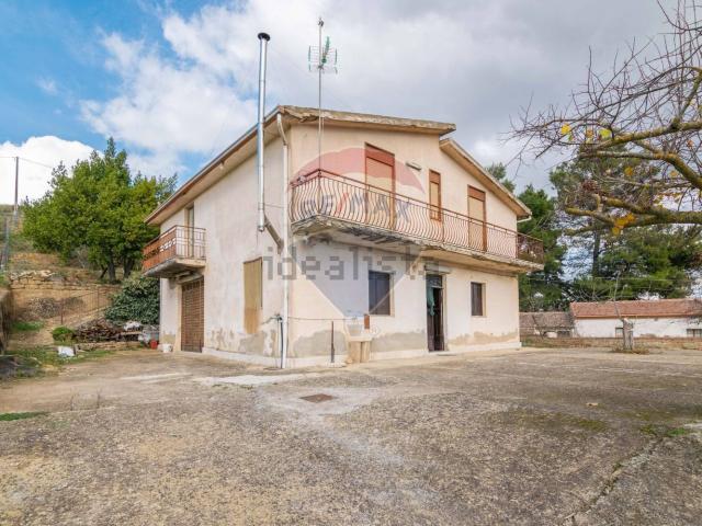 Villetta bifamiliare in vendita di 240 m² in Contrada Frattulla