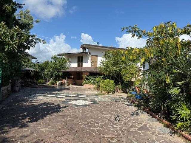 Villetta bifamiliare in vendita di 240 m² in Contrada Pino
